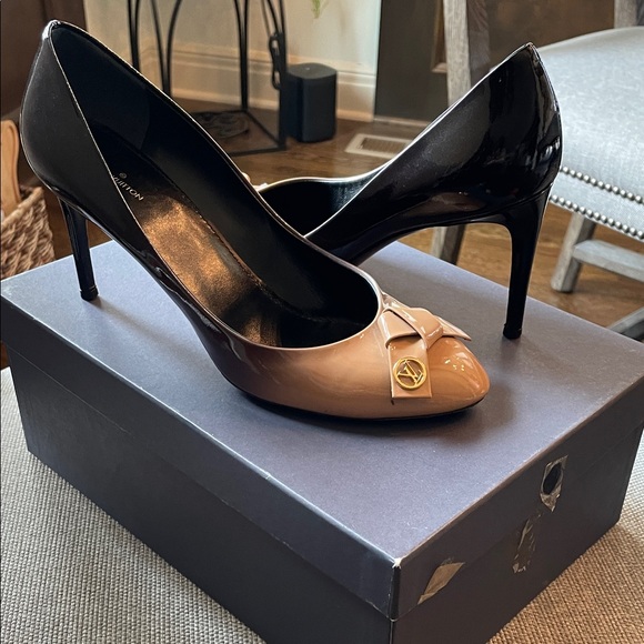 Louis Vuitton Patent Leather Fiancée Pumps With Box - Picture 2 of 16